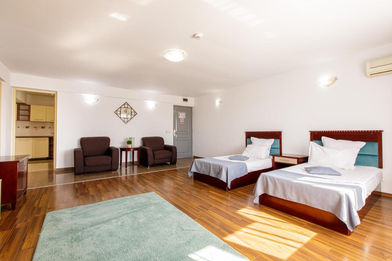 Lira Pacific Aparthotel Constanţa Exteriör bild